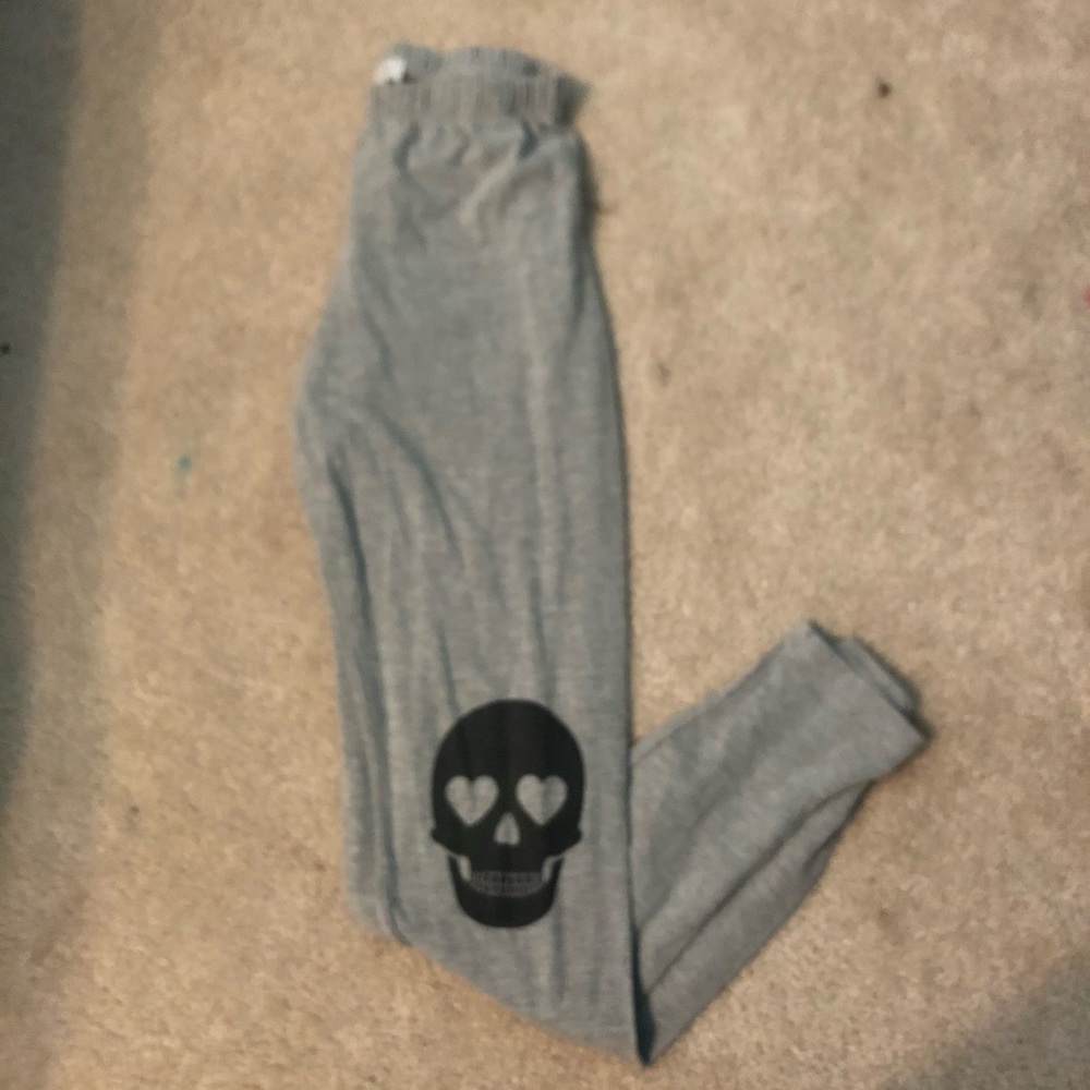 dELiA’s Grey Skull Knee Leggings